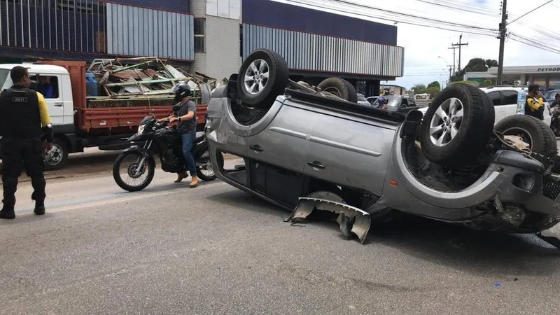 Acidente na Durval de Góes Monteiro envolveu vários veículos na manhã desta segunda