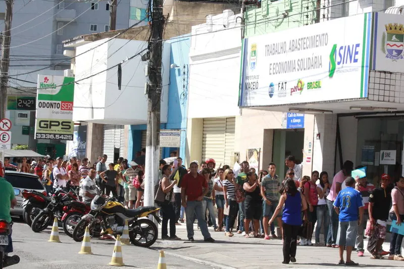 Em fila gigantesca, desempregados lotam agência do Sine. no centro de Maceió.
