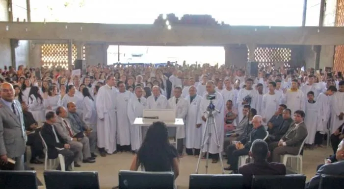 Centenas de irmãos se reuniram na Assembleia de Deus no Eustáquio Gomes para celebrar o batismo