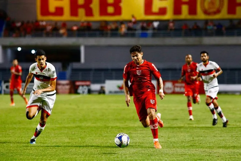 Com 13 gols na Série B, Léo Ceará tenta ultrapassar Guilherme, do Sport, com 15 tentos