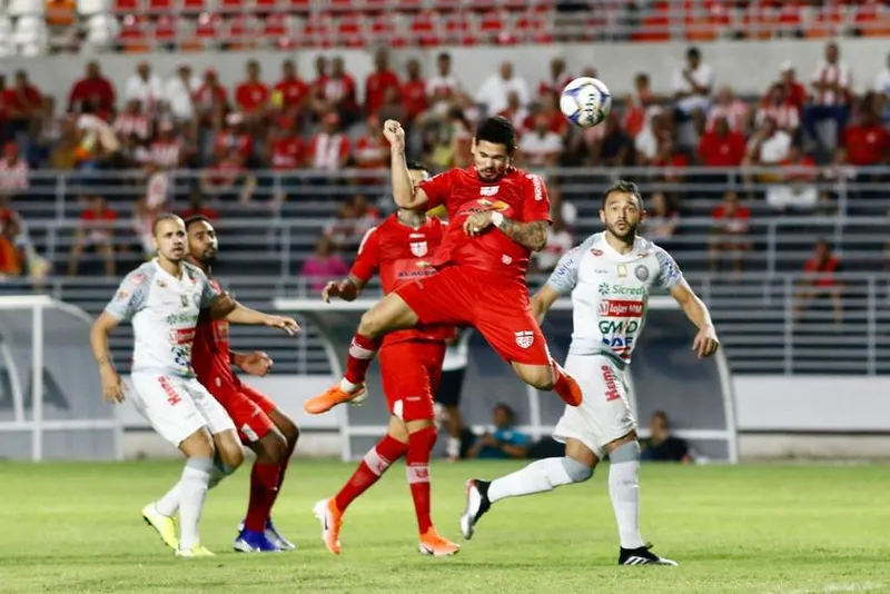 CRB vem de um empate sem gols com o Operário-PR, no Rei Pelé: Galo não vence há seis jogos e vai em busca do triunfo fora de casa, nesta terça
