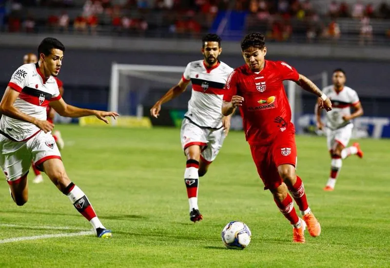 Havia a dúvida sobre a escalação de Léo Ceará contra o Leão, por causa de acordo contratual entre os 2 clubes, mas sua presença é dada como certa