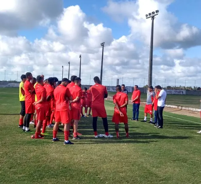 Cabo foi apresentado e comandou as duas atividades antes do confronto com o Operário-PR, no CT Ninho do Galo