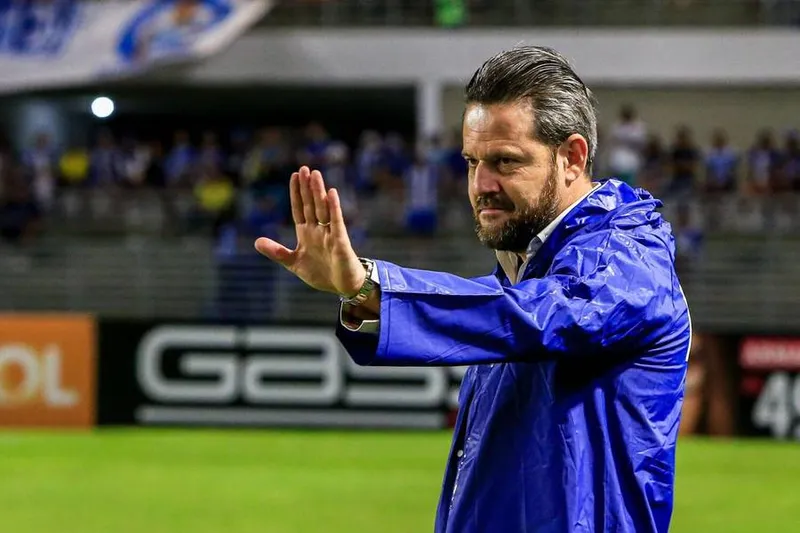 Técnico do CSA, Argel Fucks admitiu que deverá poupar jogadores contra o Grêmio, na quinta (7)