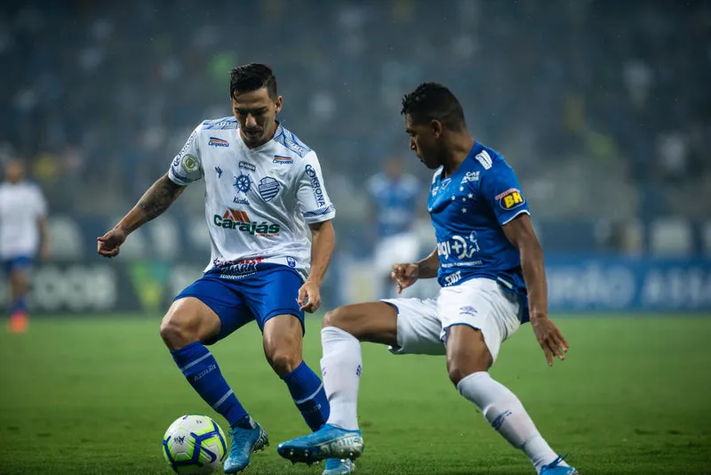 Imagem ilustrativa da imagem CSA vence Cruzeiro no Mineirão e volta a embolar briga no Z4