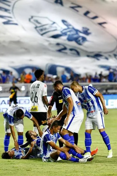 Jogadores do CSA comemoram com Apodi, autor do primeiro gol azulino na vitória por 2 a 1 sobre o Corinthians