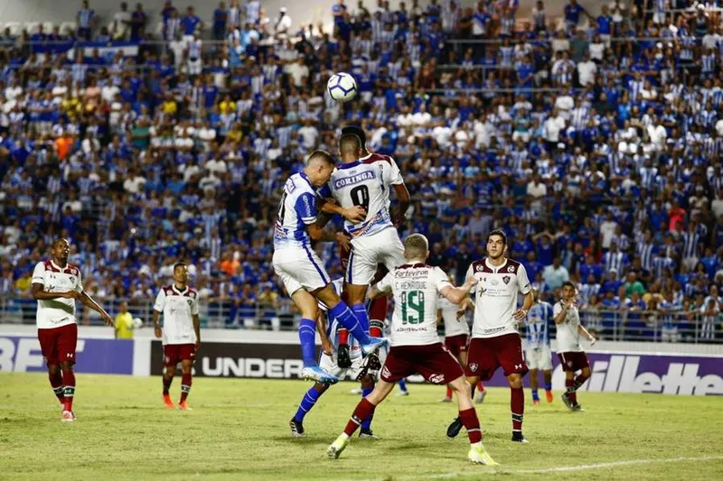 CSA bateu cabeça contra o Fluminense e saiu de campo derrotado, nessa segunda-feira, em pleno Estádio Rei Pelé