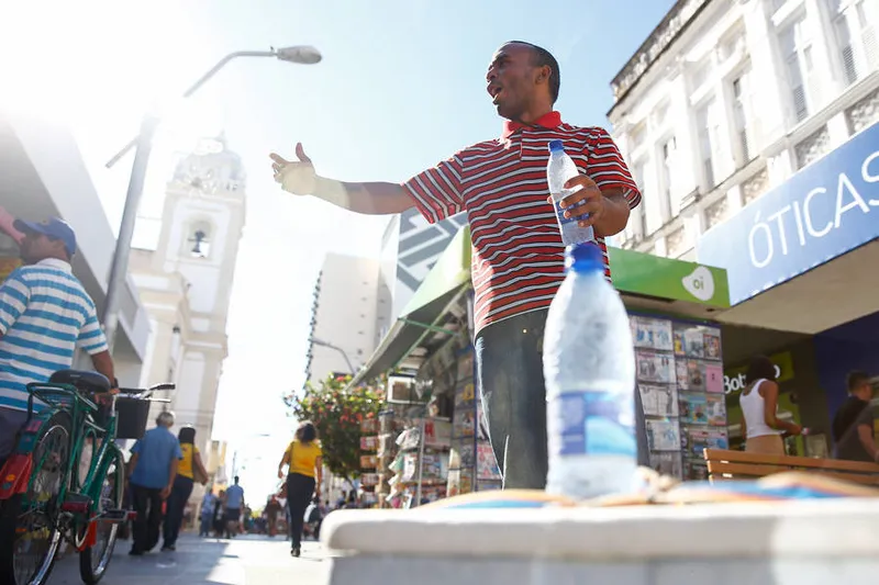 Vendedores de água mineral no centro de Maceió dizem que a procura pelo produto tem sido intensa nos últimos meses