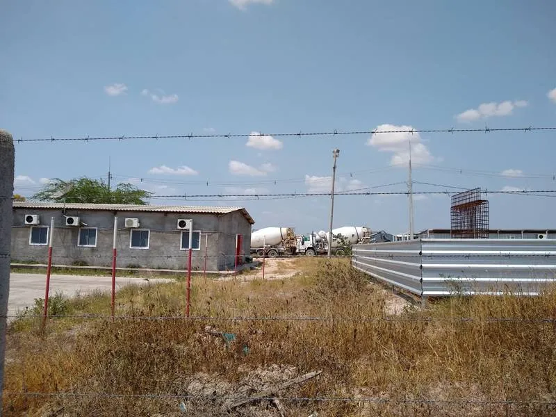Imagem ilustrativa da imagem Canteiro de obras vira cemitério de máquinas e caminhões