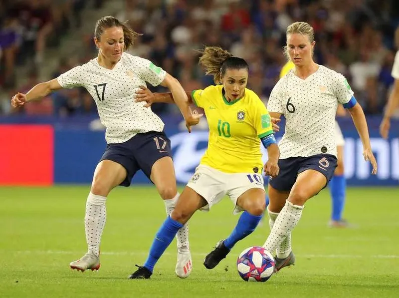 Alagoana Marta disputa lance no jogo Brasil x França na Copa do Mundo feminina