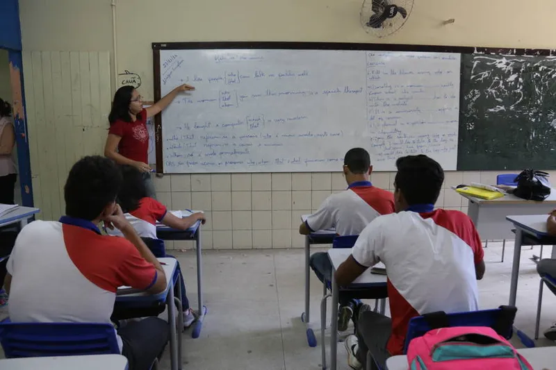 Professores alagoanos sofrem com baixos salários e sobrecarga