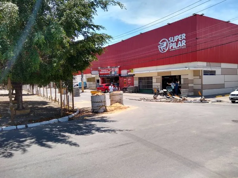 O empresário Gustavo Martins diz que é “um tormento” manter o supermercado aberto
