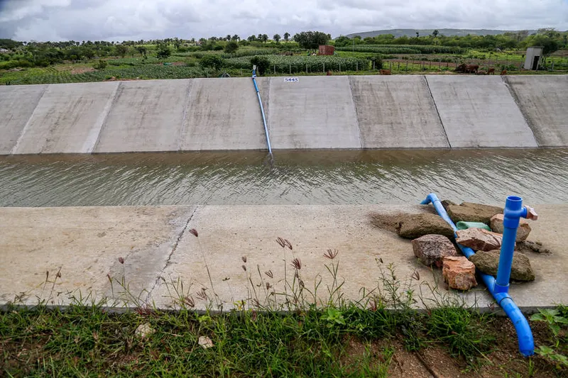 Água do Canal do Sertão é desviada para projetos de irrigação e por caminhões-pipa