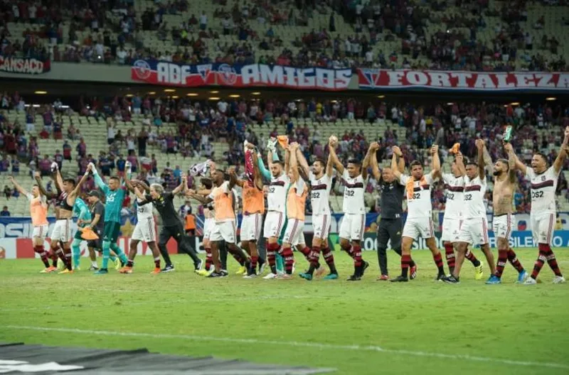 Flamengo agradece o apoio da torcida após a vitória no Castelão, em Fortaleza: Time de Jorge Jesus é candidato a quebrar vários recordes na Série A