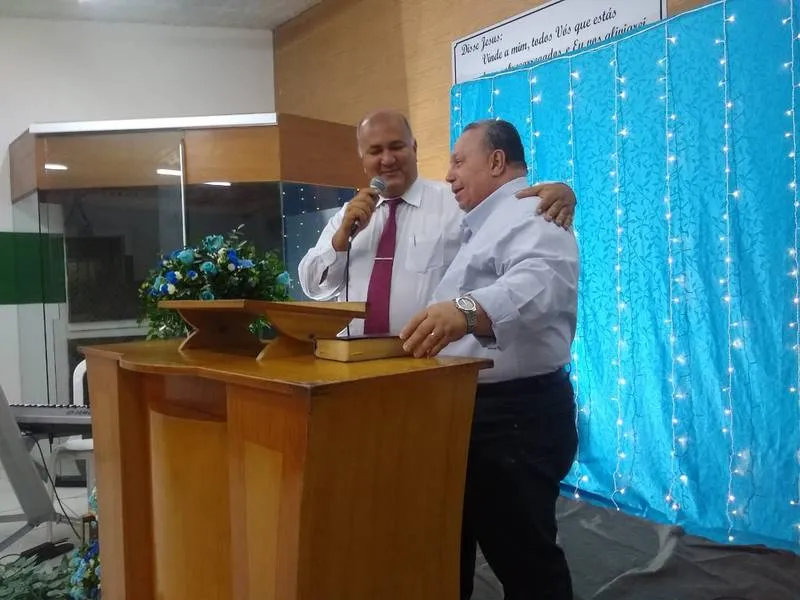 Pr. Érico Moura (esq) e o convidado, pastor Valter Bernardino, culto festivo realizado no último domingo (17)