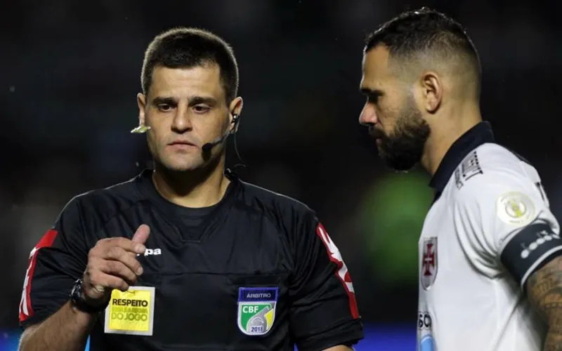 Leandro Castán com Rafael Traci, que foi o árbitro da partida
