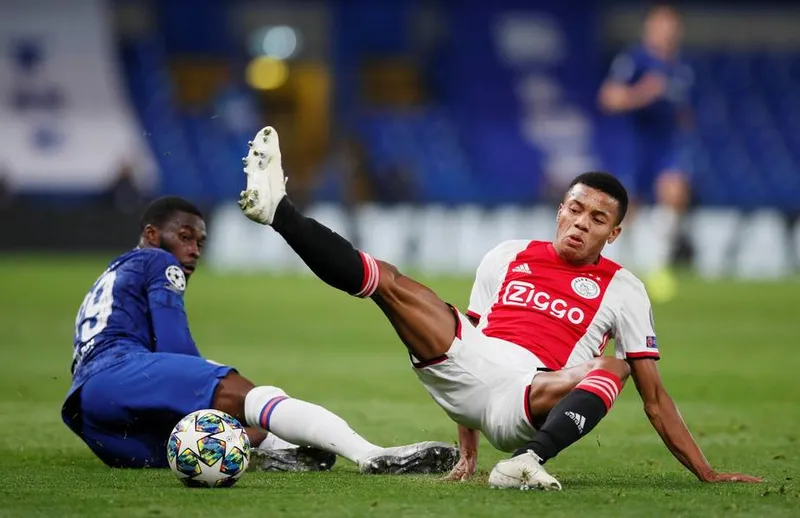 Brasileiro David Neres lesionou o joelho em lance contra o Chelsea, em partida válida pela Champions