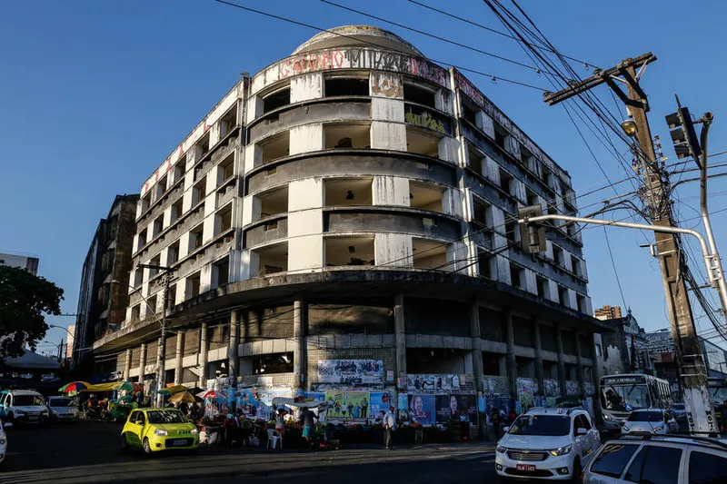 Edifício Ary Pitombo, no Centro, está abandonado e sem manutenção