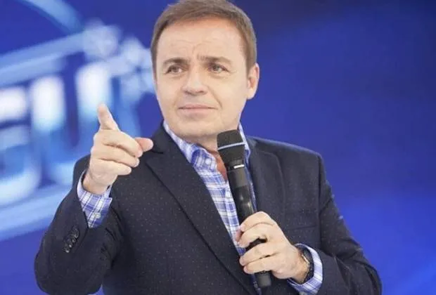 Aos 14 anos, Gugu já era assistente de produção de programas comandados por Silvio Santos na extinta Tupi