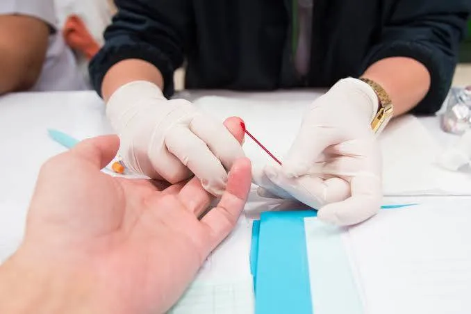 Teste rápido de sangue detecta HIV, sífilis, hepatite B e C; laudo chega a ser divulgado em no máximo quarenta minutos