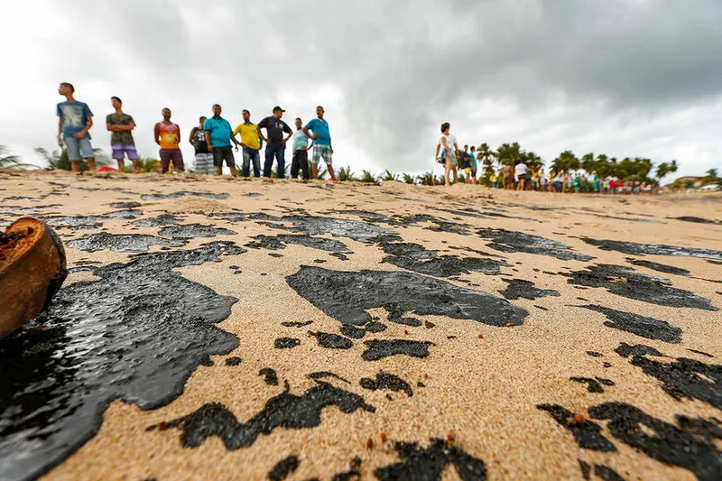 Praia de Japaratinga, no litoral Norte de Alagoas, é invadida por manchas de óleo que surgem em várias praias do NE