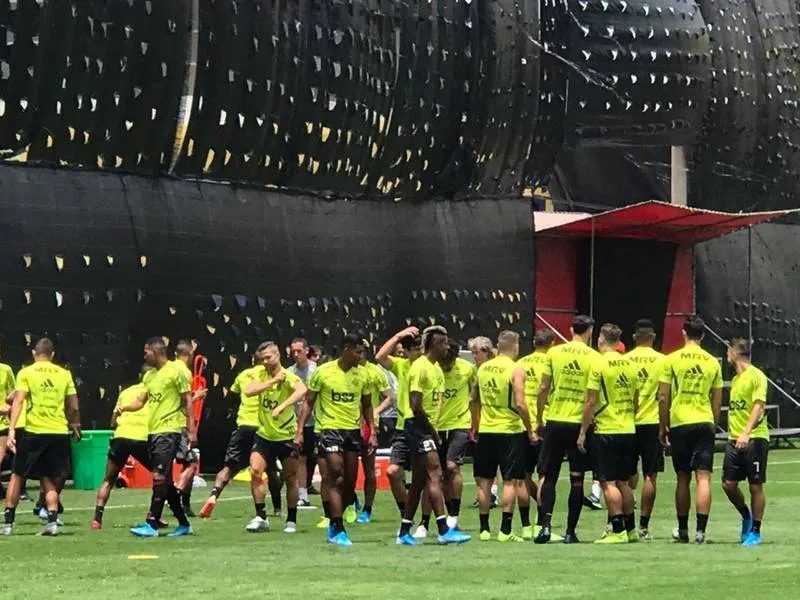 Com lonas antiespionagem, jogadores do Flamengo realizaram o primeiro treino em Lima, no Peru, ontem à tarde