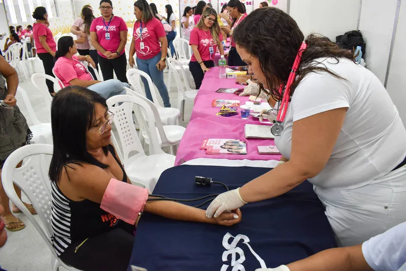 Maceió Rosa: mutirão oferece serviços como aferição de pressão e teste de glicemia