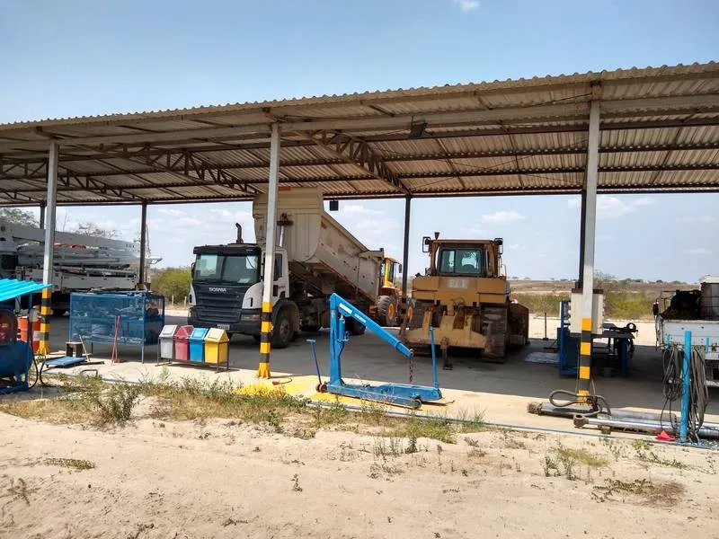 Máquinas estão paradas no canteiro de obras do canal