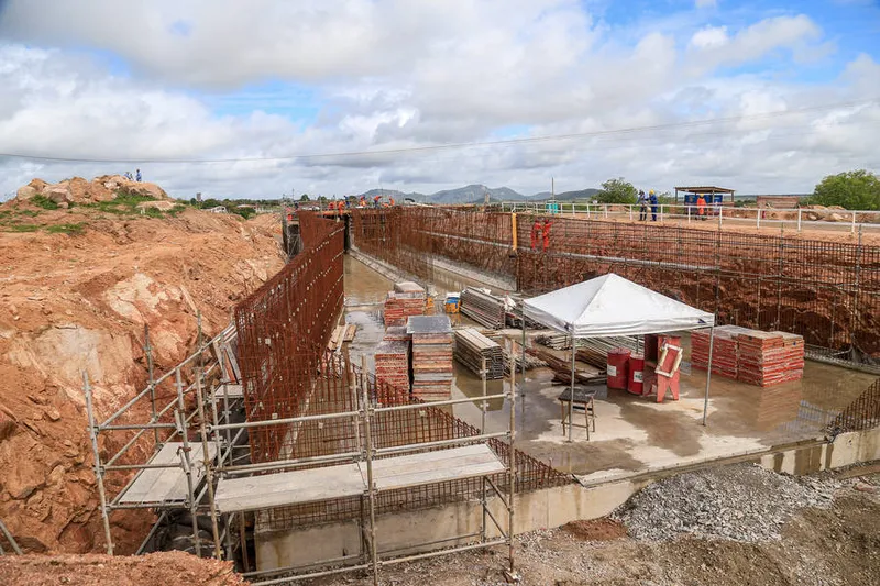 Odebrecht dá férias coletivas a trabalhadores e paralisa obras do Canal do Sertão