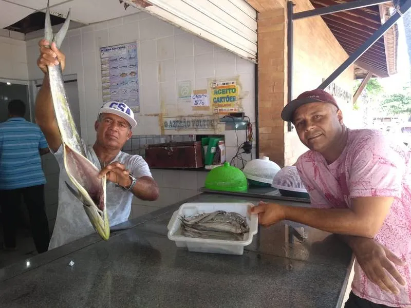 Comerciantes das balanças de peixes garantem que seu produto não está contaminado e se queixam das notícias falsas