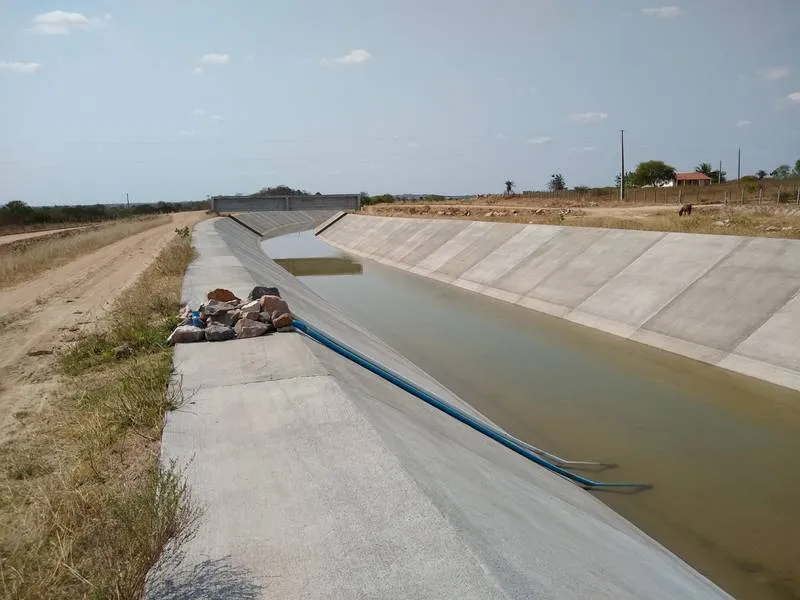 Quem tem propriedades ao longo das margens do canal também se aproveita da falta de controle e de fiscalização