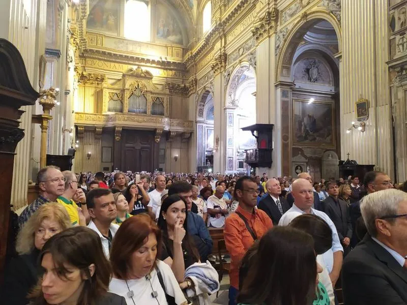 Imagem ilustrativa da imagem Primeira missa para Santa Dulce lota basílica