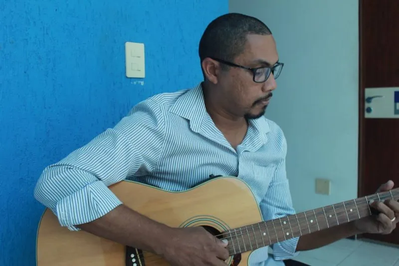 Pastor e maestro, Sidney Nascimento investe na arte da música para crianças