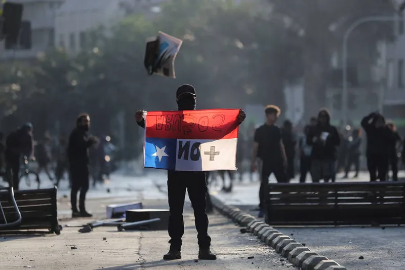 Nos últimos dias, chilenos têm feito protestos contra o alto custo de vida no país