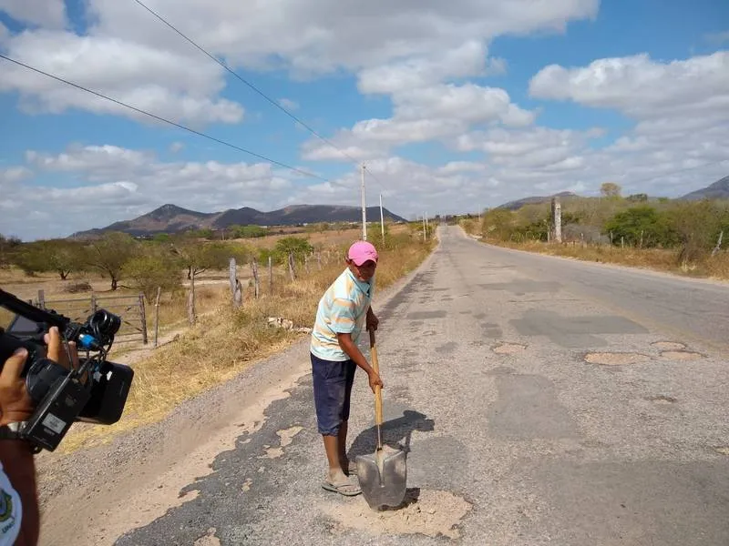 Entre as obras de maior gasto, no primeiro bloco, está a duplicação da rodovia AL-220, entre Arapiraca, no Agreste, a Delmiro Gouveia, no Sertão, um trajeto de aproximadamente 168 km, orçado em R$ 262 milhões, conforme o projeto enviado por Renan Filho à ALE