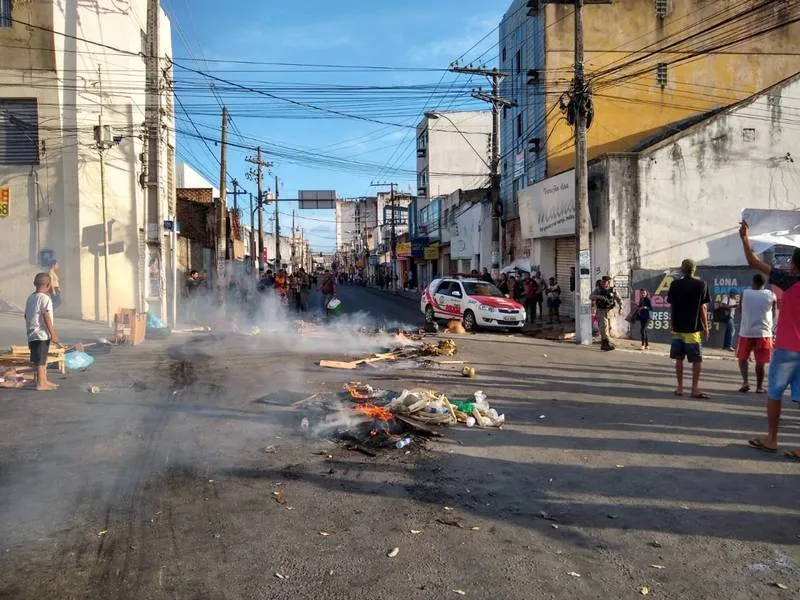 Ambulantes foram levados para a Rua das Árvores, mas não ficaram satisfeitos e fizeram um protesto ontem à tarde