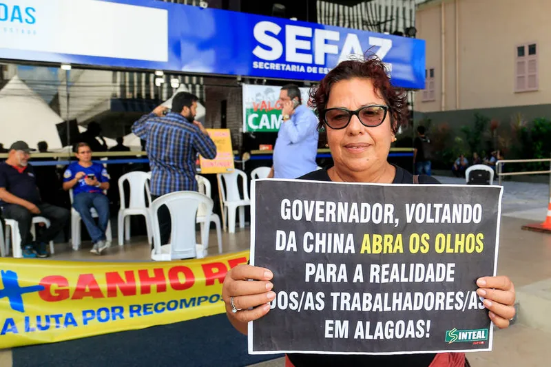 Servidores públicos fazem protesto em frente à Secretaria estadual da Fazenda, para cobrar governo Renan Filho