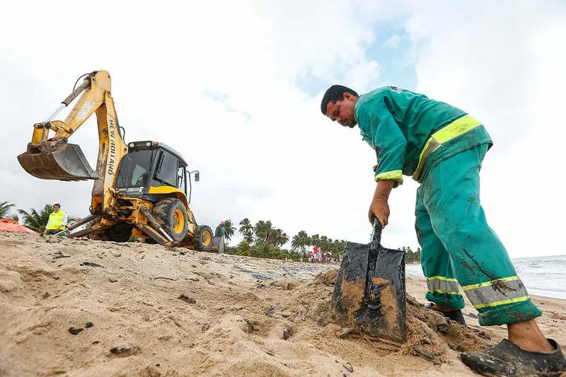 Equipes limpam as manchas de óleo em praia de Maragogi, no litoral norte alagoano