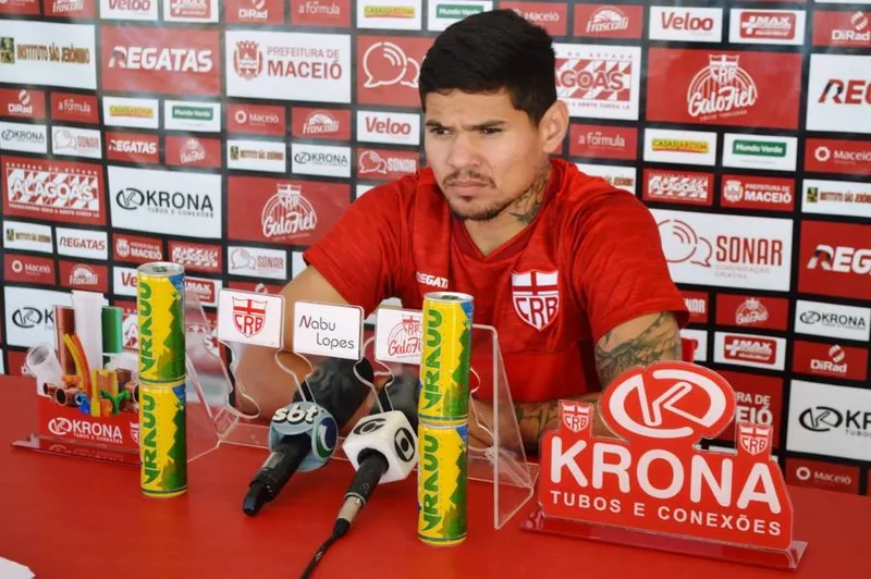 Principal motivo da disputa, Léo Ceará garantiu que havia uma multa no contrato, em caso de atuação contra o Vitória