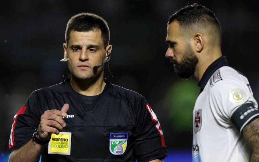 Leandro Castán com Rafael Traci, que foi o árbitro da partida