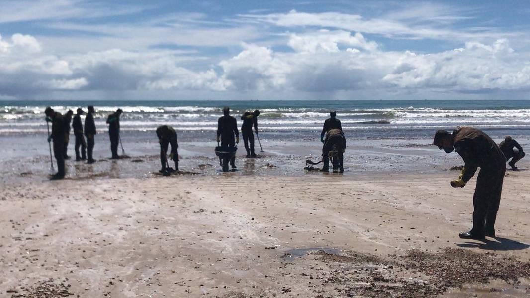 Derramamento de petróleo tem atingido diversas praias do Nordeste desde outubro