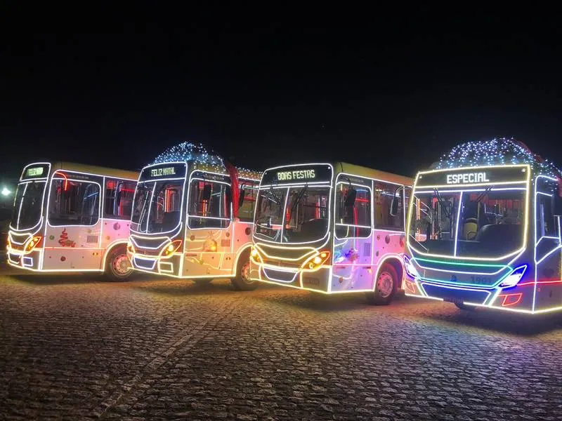 Imagem ilustrativa da imagem Ônibus de Maceió recebem decoração natalina