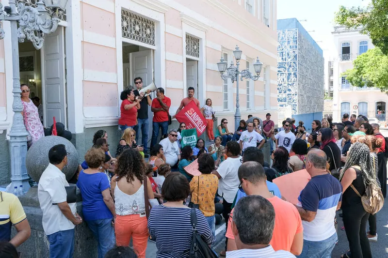Servidores públicos estaduais protestam diante da Assembleia Legislativa de Alagoas