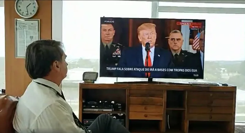 Imagem ilustrativa da imagem BOLSONARO ASSISTE A DISCURSO DE TRUMP E CRITICA LULA SOBRE O IRÃ