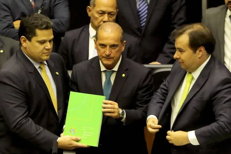Texto foi entregue ao presidente do Congresso, Davi Alcolumbre (DEM-AP), pelo ministro da Casa Civil, Onyx Lorenzoni