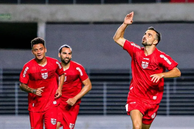 Rafael Longuine comemora o gol que assinalou e que garantiu a vitória do CRB: 1 a 0
