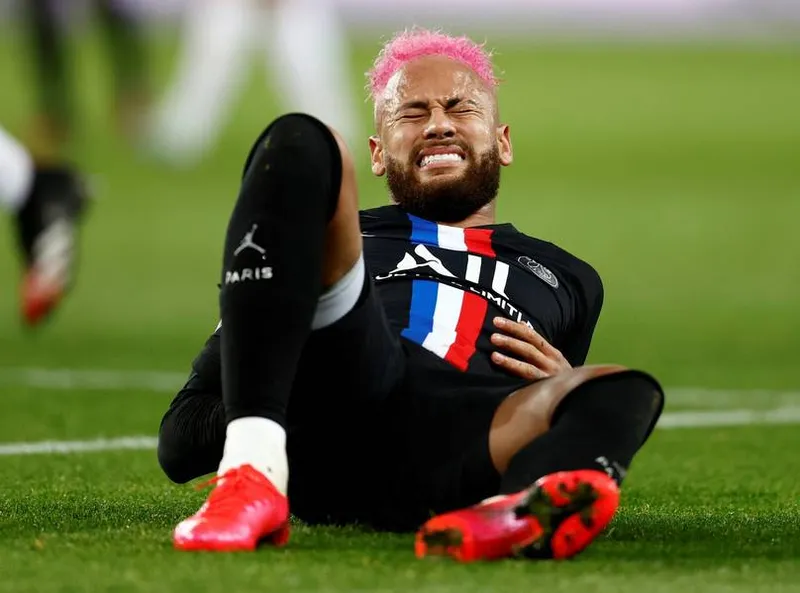 Neymar sofreu lesão na costela e ele vai desfalcar o PSG nesta terça 