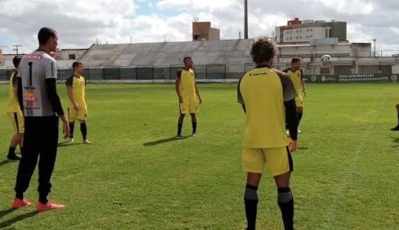 Jogadores do ASA durante treinamento: afinando as jogadas para vencer o próximo desafio