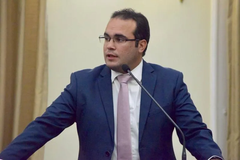 Davi Maia enviou ofício ao Gabinete Civil cobrando informações para uso de aeronave da SSP por Luciano Barbosa