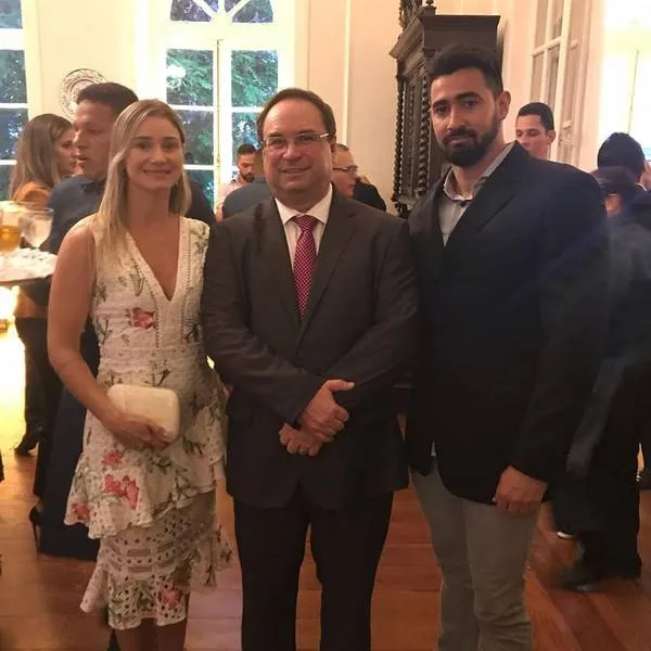 Lívia Barbosa ao lado do pai, vice Luciano Barbosa, e o marido Pedro da Silva Margallo